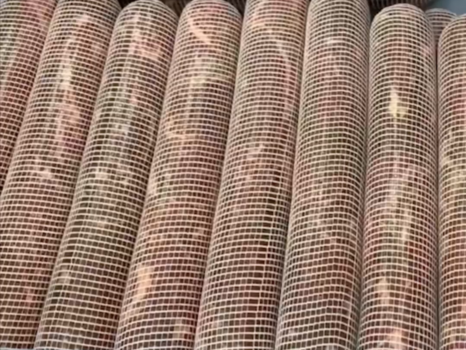 Image de viande embossée sous filet dans un bac en inox, illustrant une phase de préparation en environnement industriel