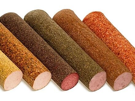 Image de saucisson dans des boyaux avec différentes épices