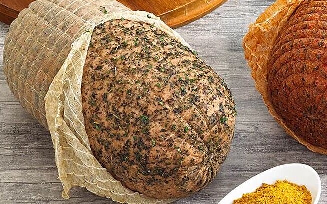 Image qui présente plusieurs viande dans un boyau en filet