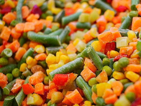 Mélange de légumes congelés, comprenant des carottes, des haricots verts et d’autres légumes