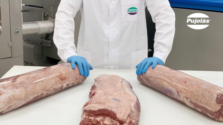 Image d'un homme avec des muscles de viande, deux des trois viandes sont embossées